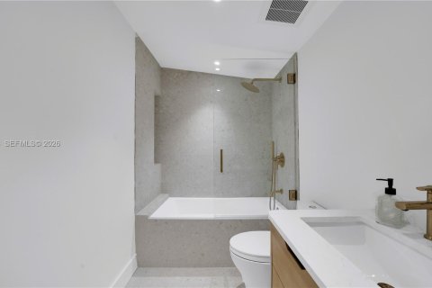 House in North Miami, Florida 6 bedrooms, 306.95 sq.m. № 2067376 - photo 14