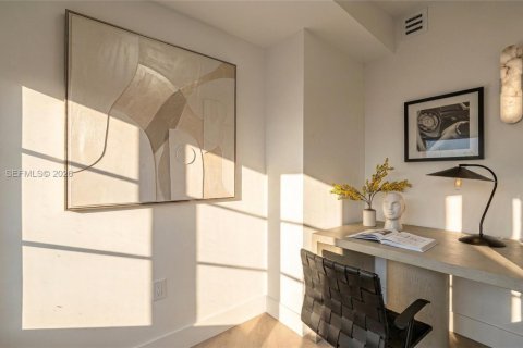 House in North Miami, Florida 6 bedrooms, 306.95 sq.m. № 2067376 - photo 9