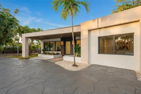 House in North Miami, Florida 6 bedrooms, 306.95 sq.m. № 2067376 - photo 21