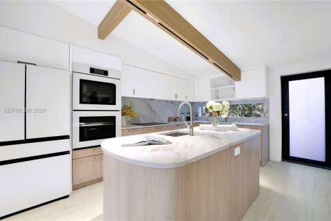 House in North Miami, Florida 6 bedrooms, 306.95 sq.m. № 2067376 - photo 6
