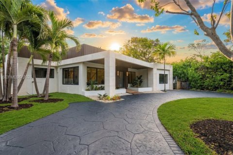 House in North Miami, Florida 6 bedrooms, 306.95 sq.m. № 2067376