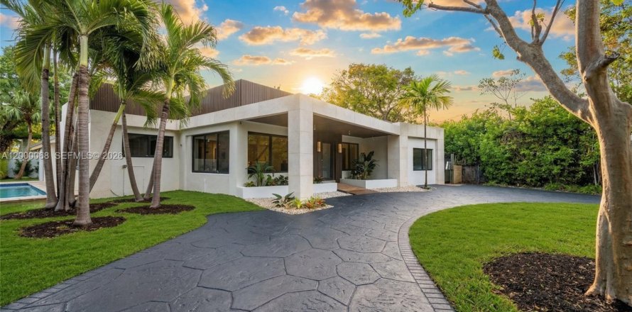 House in North Miami, Florida 6 bedrooms, 306.95 sq.m. № 2067376