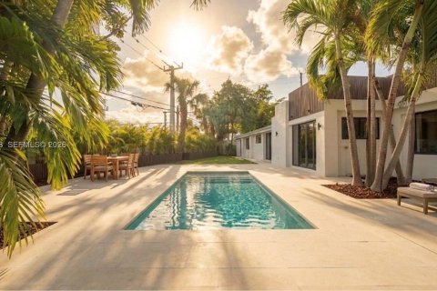 House in North Miami, Florida 6 bedrooms, 306.95 sq.m. № 2067376 - photo 2