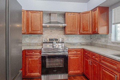 House in Oldsmar, Florida 4 bedrooms, 215.9 sq.m. № 2234317 - photo 6