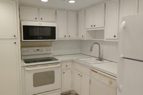 Condo in Pompano Beach, Florida, 2 bedrooms № 2392075 - photo 16