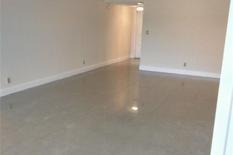 Condo in Pompano Beach, Florida, 2 bedrooms № 2392075 - photo 2