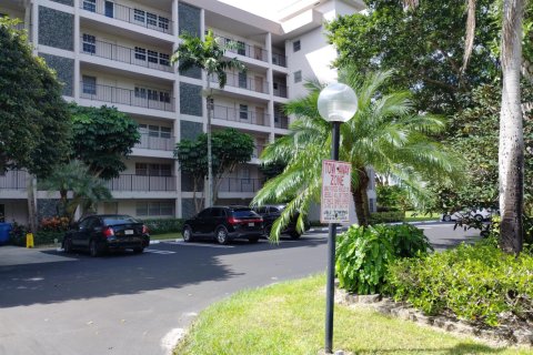 Condo in Pompano Beach, Florida, 2 bedrooms № 2392075 - photo 11