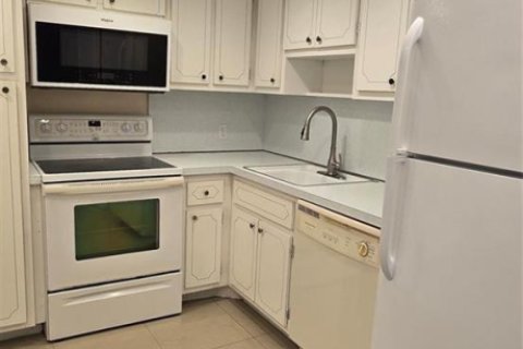 Condo in Pompano Beach, Florida, 2 bedrooms № 2392075 - photo 3