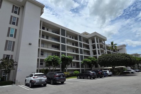 Condo in Pompano Beach, Florida, 2 bedrooms № 2392075 - photo 12