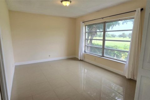 Condo in Pompano Beach, Florida, 2 bedrooms № 2392075 - photo 4