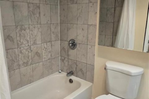 Condo in Pompano Beach, Florida, 2 bedrooms № 2392075 - photo 8