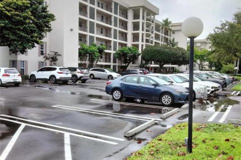 Condo in Pompano Beach, Florida, 2 bedrooms № 2392075 - photo 13