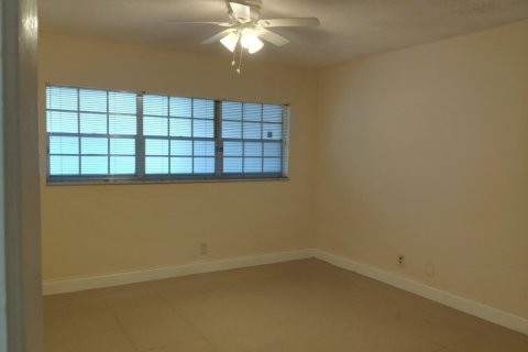 Condo in Pompano Beach, Florida, 2 bedrooms № 2392075 - photo 17