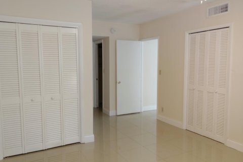 Condo in Pompano Beach, Florida, 2 bedrooms № 2392075 - photo 18