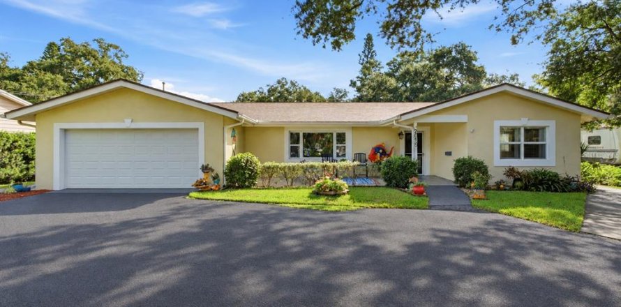 Villa ou maison à Saint Petersburg, Floride 3 chambres, 192.77 m2 № 2415526