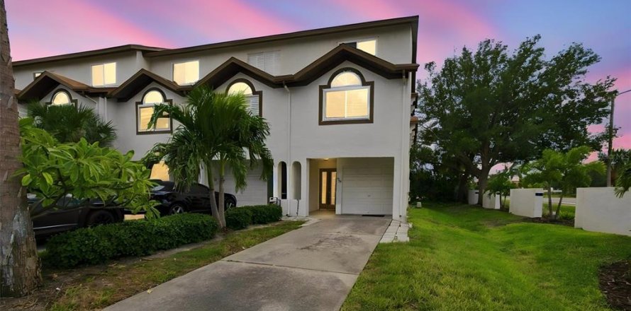 Touwnhouse à Tierra Verde, Floride 3 chambres, 147.25 m2 № 2407076