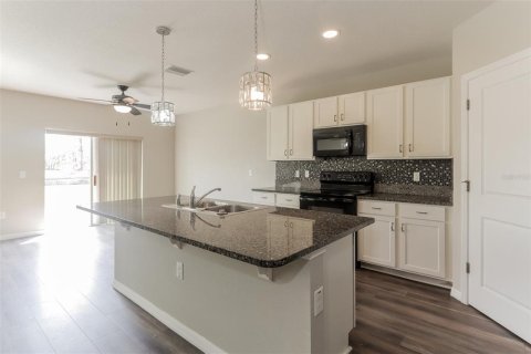 House in Spring Hill, Florida 5 bedrooms, 285.4 sq.m. № 2210348 - photo 6