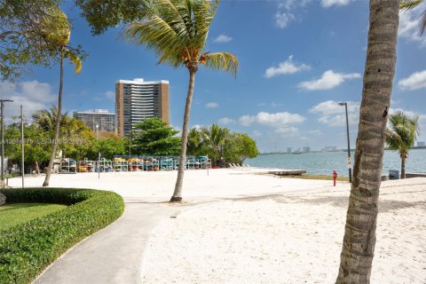 Condominio en alquiler en Miami, Florida, 1 dormitorio, 67.17 m2 № 2265062 - foto 17