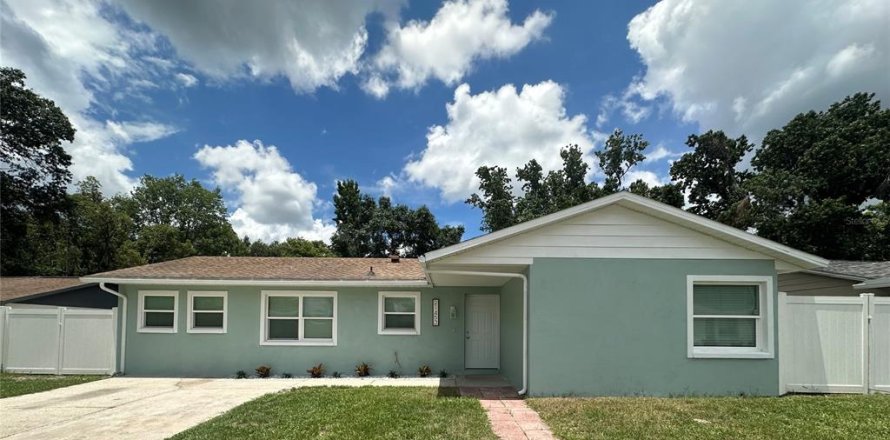 House in Lutz, Florida 3 bedrooms, 139.35 sq.m. № 1900235