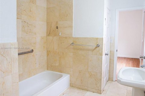Casa en venta en Miami, Florida, 3 dormitorios, 107.4 m2 № 2000883 - foto 22