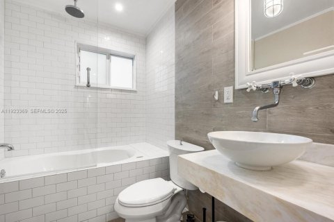 Casa en alquiler en South Miami, Florida, 4 dormitorios, 159.79 m2 № 1977352 - foto 12