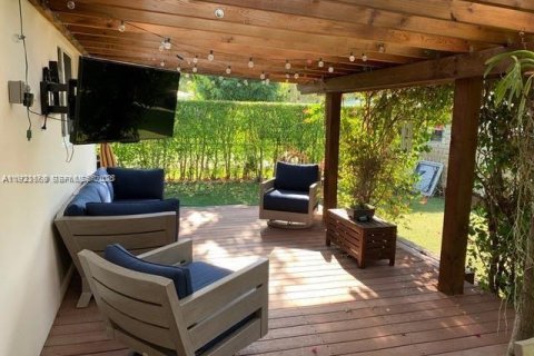 Villa ou maison à louer à South Miami, Floride: 4 chambres, 159.79 m2 № 1977352 - photo 1