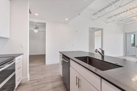 Condo in Sarasota, Florida, 1 bedroom  № 1858194 - photo 13