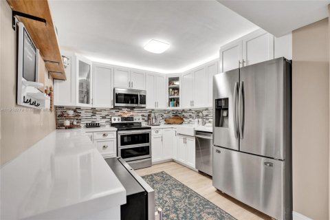 Condo in Hollywood, Florida, 2 bedrooms  № 1973188 - photo 16