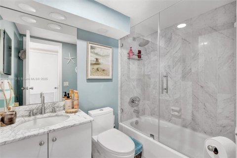 Condo in Hollywood, Florida, 2 bedrooms  № 1973188 - photo 25