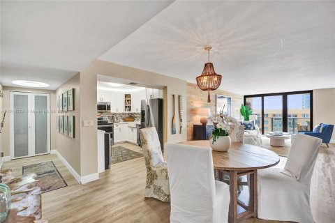 Condo in Hollywood, Florida, 2 bedrooms  № 1973188 - photo 9