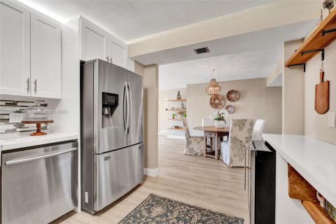 Condo in Hollywood, Florida, 2 bedrooms  № 1973188 - photo 17