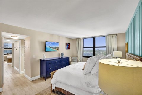 Condo in Hollywood, Florida, 2 bedrooms  № 1973188 - photo 23