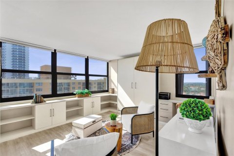 Condo in Hollywood, Florida, 2 bedrooms  № 1973188 - photo 19