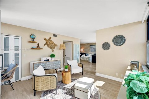 Condo in Hollywood, Florida, 2 bedrooms  № 1973188 - photo 21