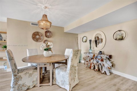 Condo in Hollywood, Florida, 2 bedrooms  № 1973188 - photo 18