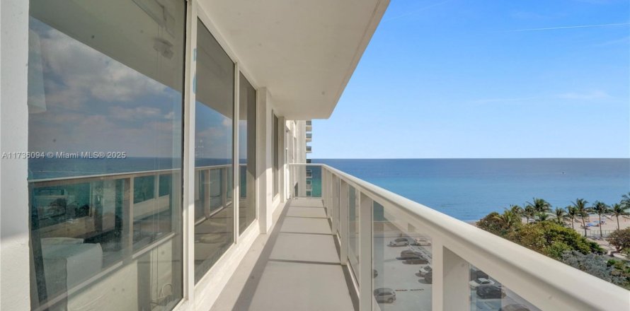 Кондоминиум с 2 спальнями в Холливуд, Флорида № 1958354