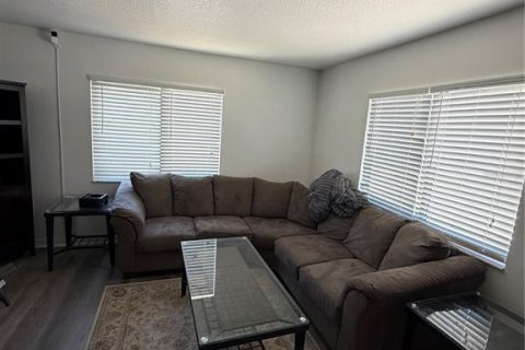 Commercial property in Saint Petersburg, Florida 6 bedrooms, 209.96 sq.m. № 2099709 - photo 17