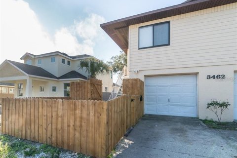Commercial property in Saint Petersburg, Florida 6 bedrooms, 209.96 sq.m. № 2099709 - photo 2