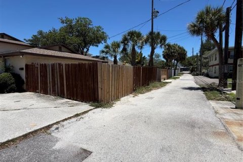 Commercial property in Saint Petersburg, Florida 6 bedrooms, 209.96 sq.m. № 2099709 - photo 30