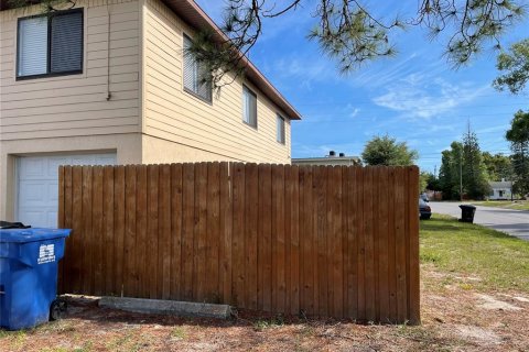 Commercial property in Saint Petersburg, Florida 6 bedrooms, 209.96 sq.m. № 2099709 - photo 9