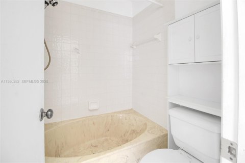 Condo in Aventura, Florida, 3 bedrooms № 2038698 - photo 20