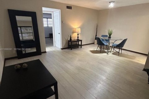 Кондоминиум с 1 спальней в Халландейл-Бич, Флорида № 2058641