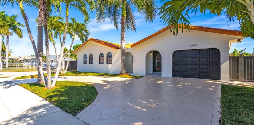 Дом в Майами, Флорида 4 спальни, 212.65м2 № 2005473