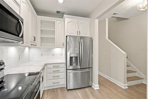 Townhouse in Tampa, Florida 2 bedrooms, 117.15 sq.m. № 2413631 - photo 6