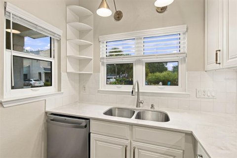 Townhouse in Tampa, Florida 2 bedrooms, 117.15 sq.m. № 2413631 - photo 5