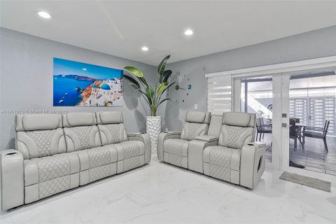 Touwnhouse à vendre à Hialeah, Floride: 2 chambres, 134.89 m2 № 1967493 - photo 9