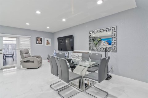 Touwnhouse à vendre à Hialeah, Floride: 2 chambres, 134.89 m2 № 1967493 - photo 7