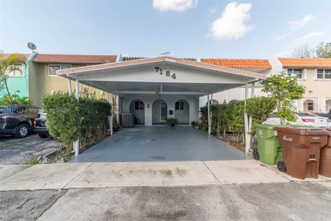 Touwnhouse à vendre à Hialeah, Floride: 2 chambres, 134.89 m2 № 1967493 - photo 1