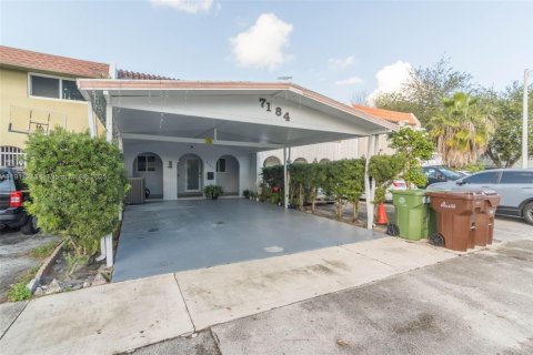 Touwnhouse à vendre à Hialeah, Floride: 2 chambres, 134.89 m2 № 1967493 - photo 3