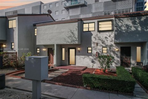 Adosado en Miami, Florida 2 dormitorios, 92.9 m2 № 2043941